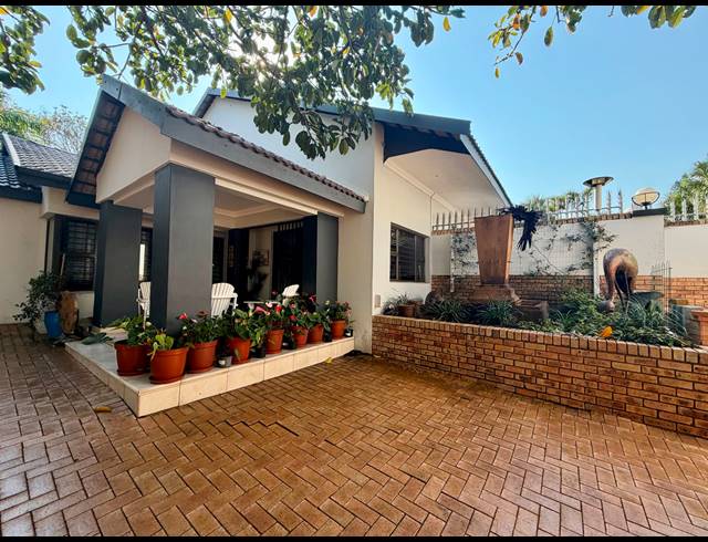 5 BEDROOM FREEHOLD FOR SALE IN MEER EN SEE